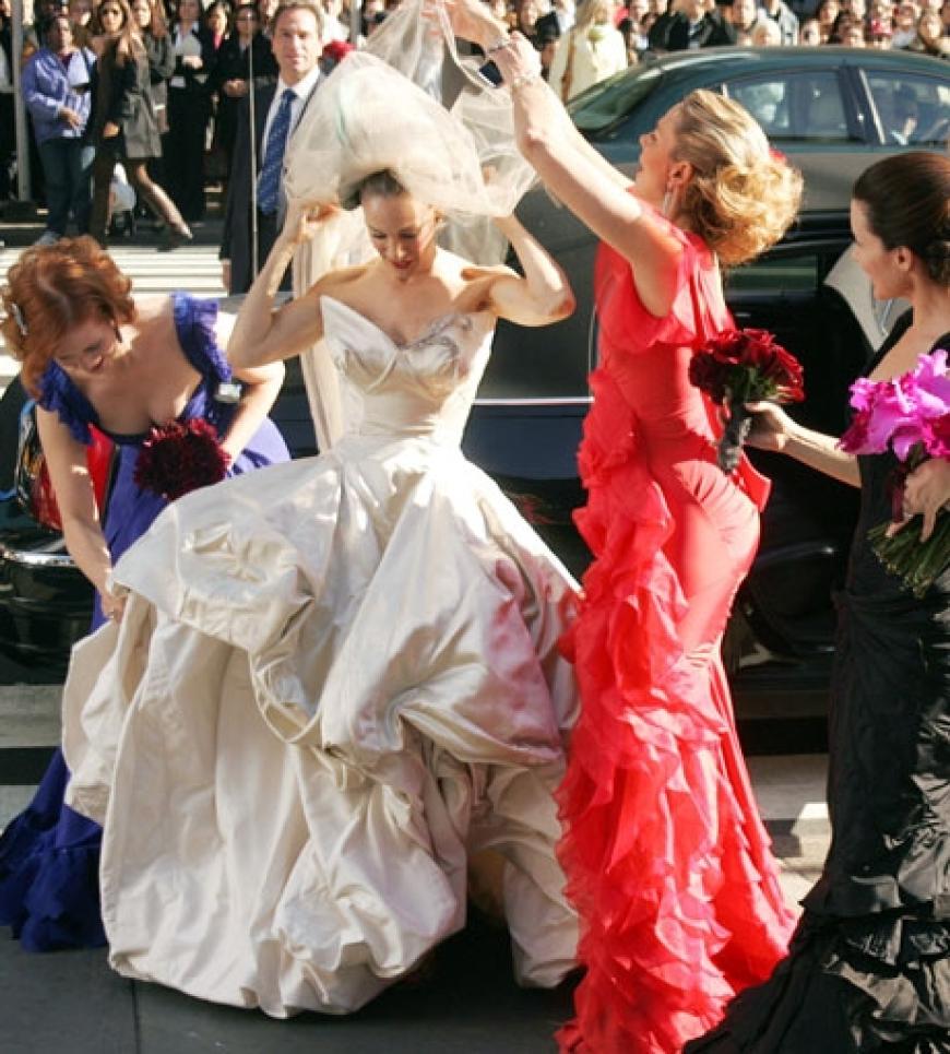 Beim Aussteigen aus der schwarzen Limousine zupfen Miranda, Charlotte und Samantha Carries Hochzeitskleid von Vivienne Westwood zurecht. Doch dann geschieht das Unfassbare: