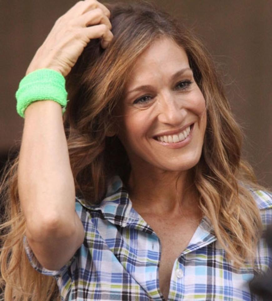 Grünes Schweißband und Karo-Shirt. Carrie Bradshaw kann einfach alles tragen