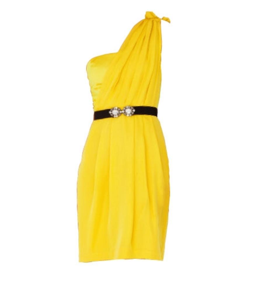 Die toughe New Yorker Anwältin Samantha liebt farbenfrohe Outfits. Zum Beispiel wie dieses asymmetrische Kleid von BCBG, Max Azria, ca. 300 Euro