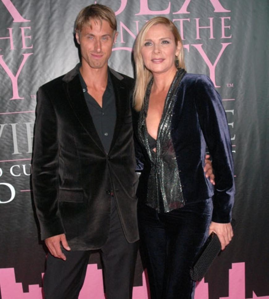 Kim Cattrall war mit Alan Wyse zusammen, ist aber wieder solo. Im Film und privat steht sie auf jüngere Männer