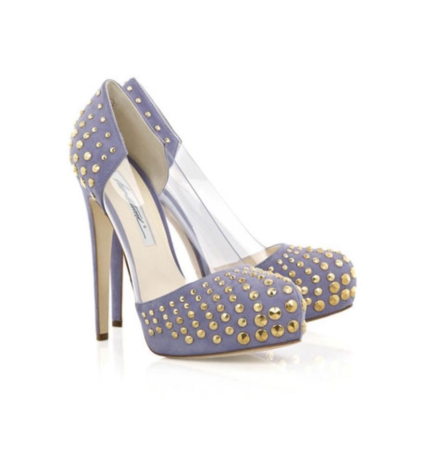 Diese Schuhe kann man jetzt schon kaufen. Nietenbesetzte Plateau-Heels von Brian Atwood über net-a-porter.com, ca. 600 Euro