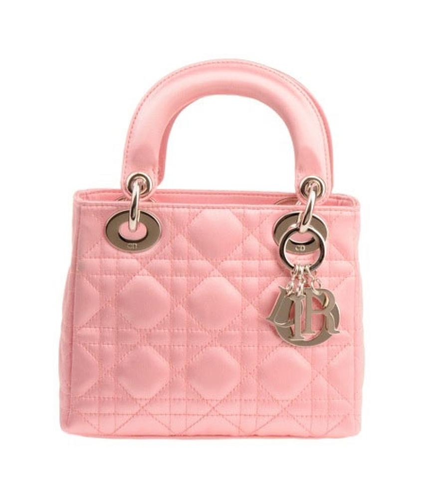 Aber die Accessoires aus SATC sind die heimlichen Stars. Viele haben den Sprung von der Nebenrolle zum heiß begehrten It-Piece geschafft. So wie die kleine Lady Dior-Tasche, die gerne von Charlotte York getragen wird