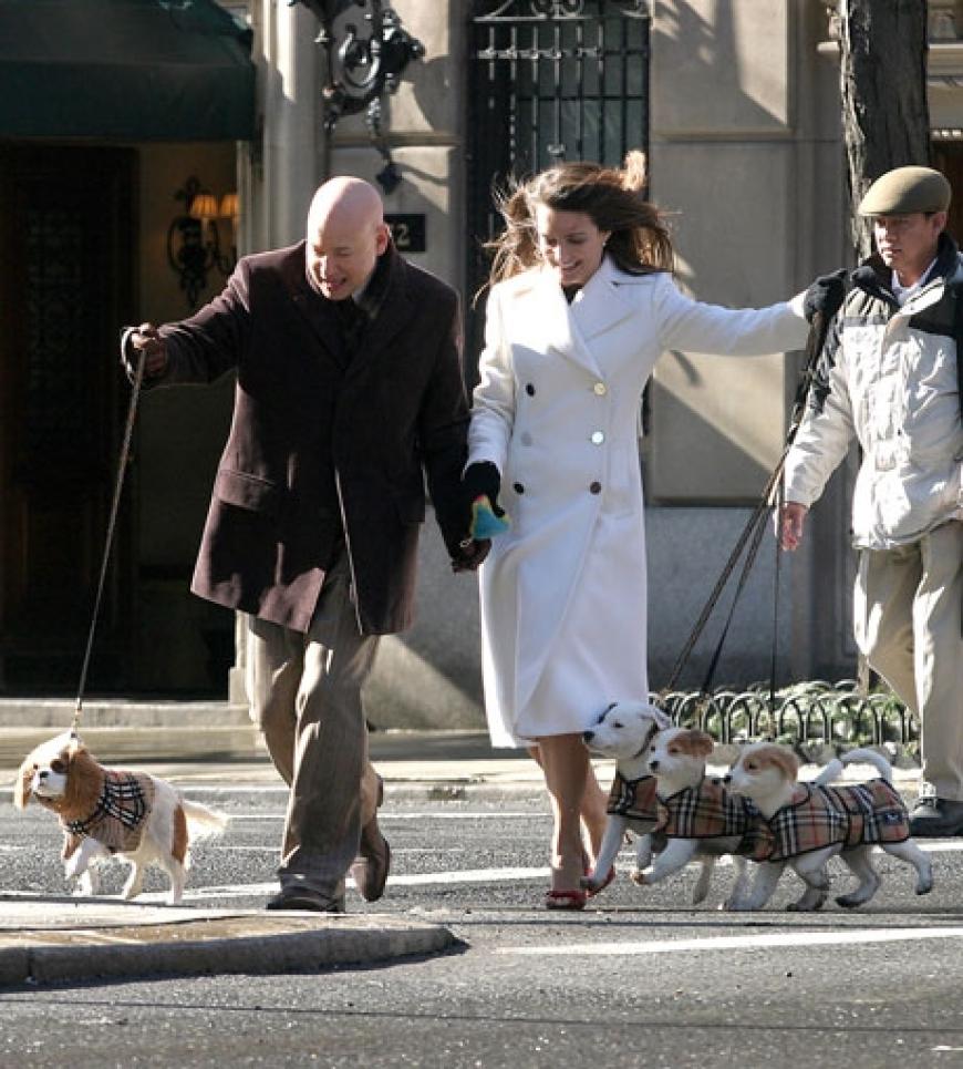Gemeinsam mit Ehemann Nr. 2 und den Hunden spaziert Charlotte durch die Upper East Side in SATC 2
