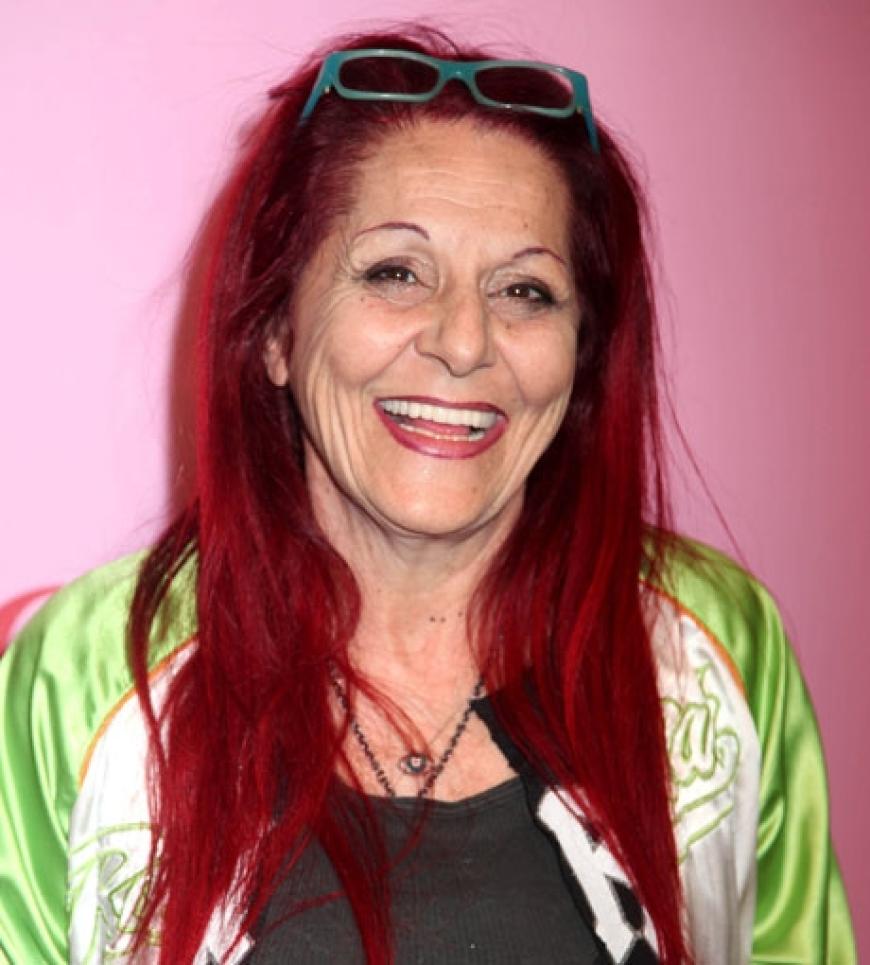 Die roten Haare sind ihr Markenzeichen: Patricia Field gehört zu den angesagtesten Stylisten. Außerdem eröffnete sie vor 44 Jahren ihre eigene Boutique in Manhatten, in der Stars wie Katy Perry, Lady GaGa oder Gwen Stefani ein und ausgehen
