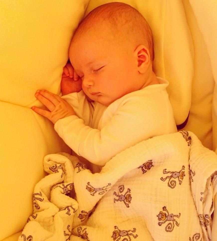 Bei diesem Anblick möchte man sich sofort auch ins Bett legen und einfach nur friedlich schlummern. Joseph ist der zwei Monate alte Sohn von Ivanka Trump und ist ganz offensichtlich frei von Sorgen