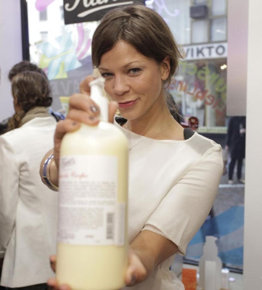 Schauspielerin Jessica Schwarz zeigte ebenfalls großes Interesse an den verschiedenen Cremes