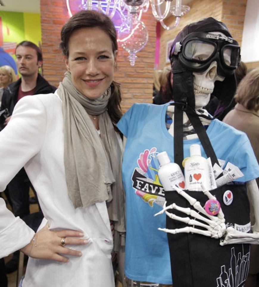 Schönes Erinnerungsfoto: Alexandra Neldel posiert mit dem