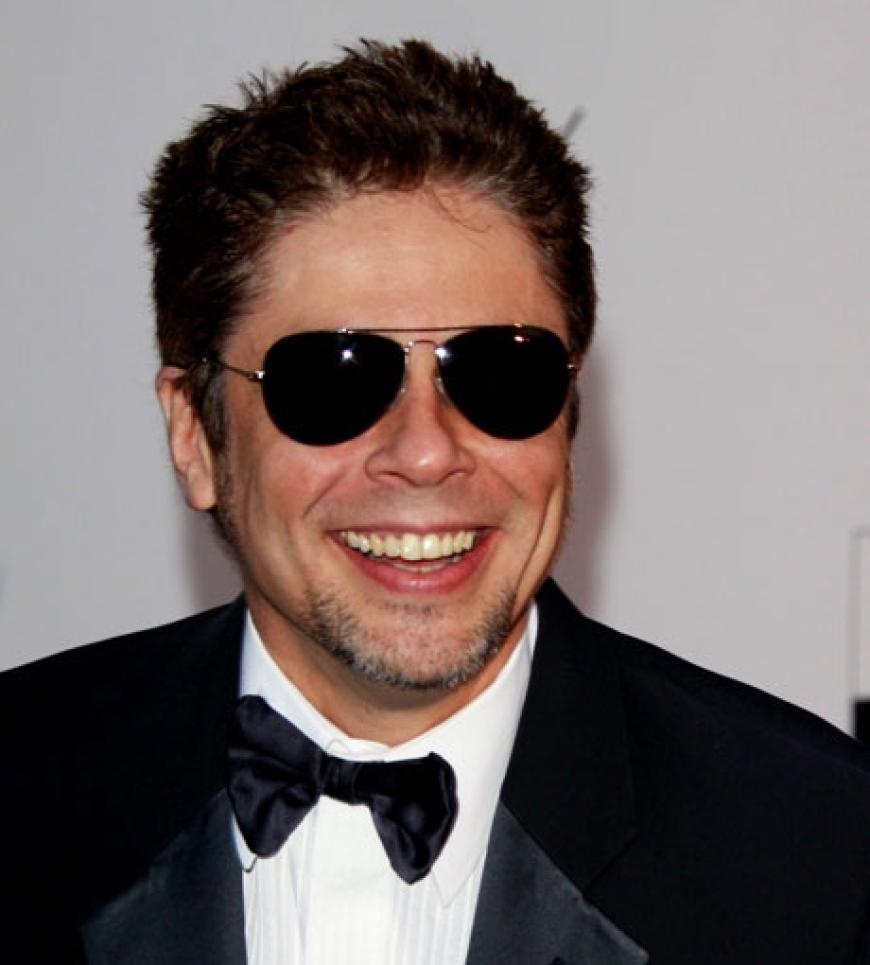 Benicio del Torro versteckt sich hinter einer dicken Brille. Ob wohl schon die ersten Müdigkeitserscheinungen sichtbar sind?