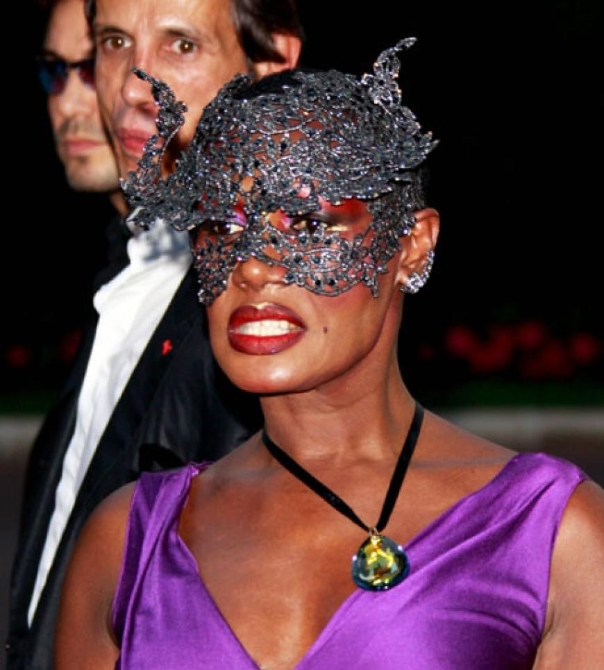Möglichst auffällig: Zu einer fliederfarbenen Kleid wählte sie als besonderes Accessoire eine Maske