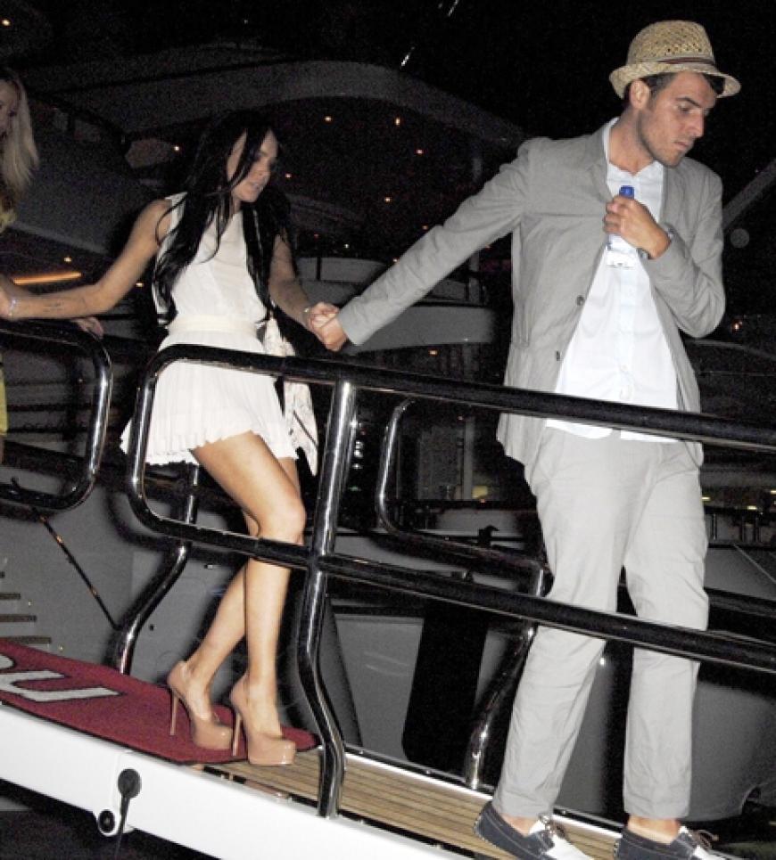Lindsay lässt sich von einem unbekannten Freund auf eine Yacht geleiten. Ob das eine gute Idee ist?