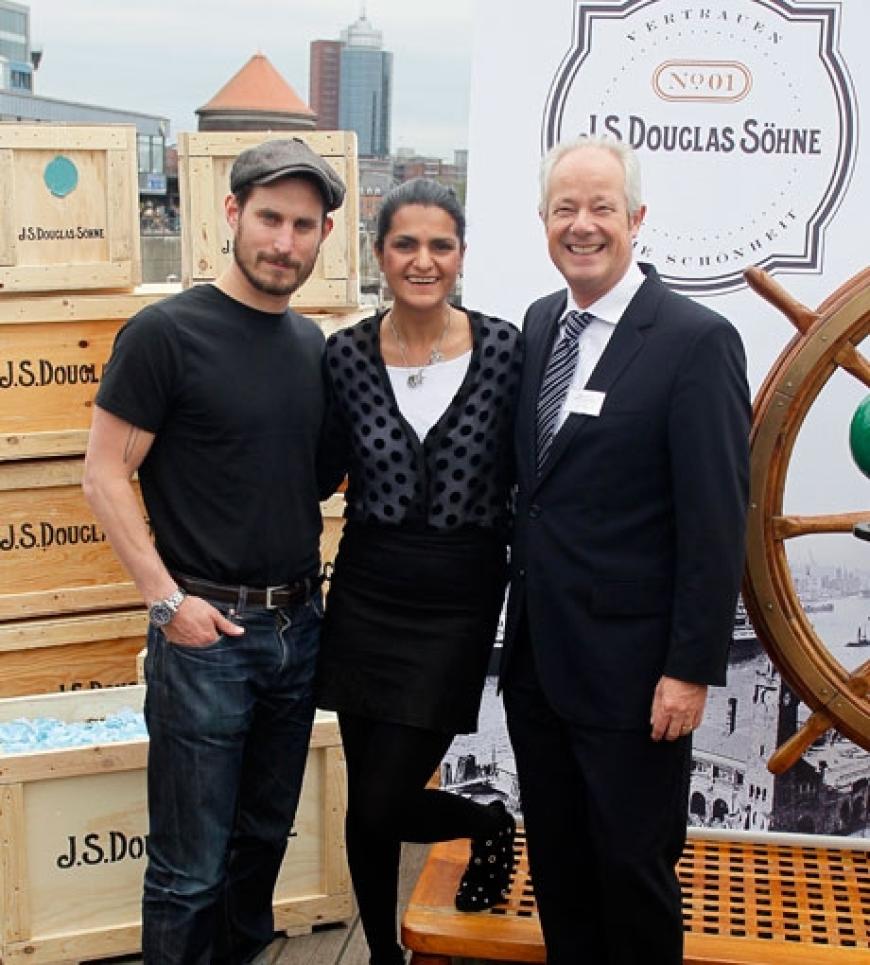 Clemens Schick, Leyla Piedayesh und Reiner Unkel (Vorstand Parfümerien Douglas) stellen sich fürs Foto auf