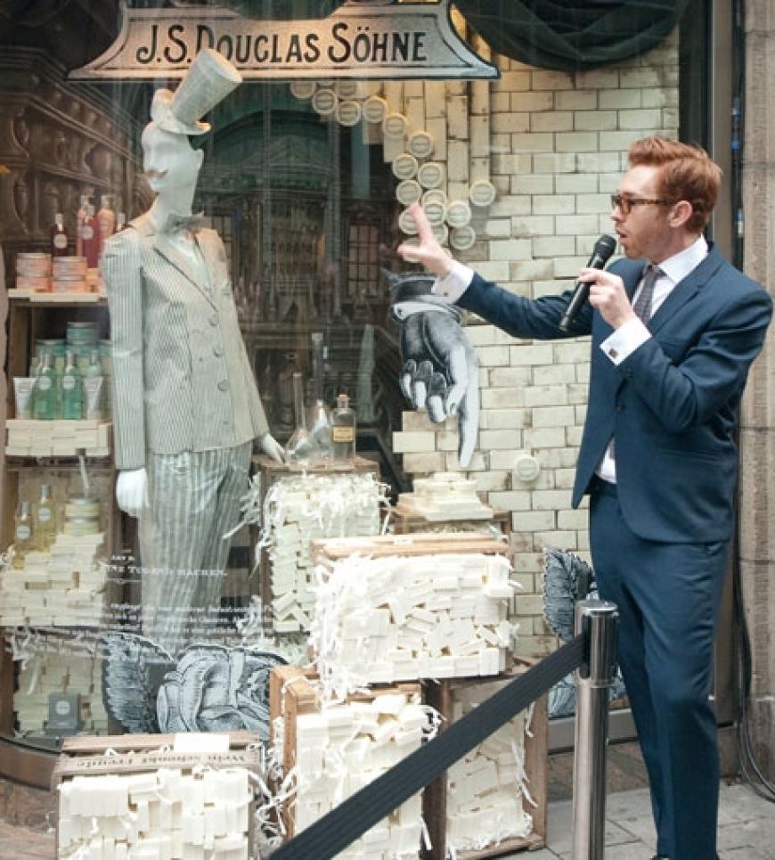 Die Schaufenster der Filialen in der Hamburger Mönkebergstrasse und am Neuen Wall sollen die Entstehungsgeschichte von Douglas erzählen