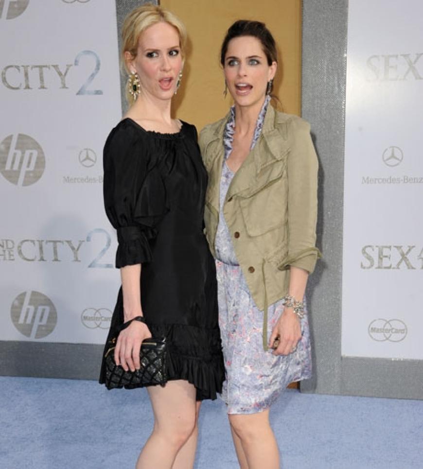 Sarah Paulson und Amanda Peet posieren gemeinsam für die Fotografen