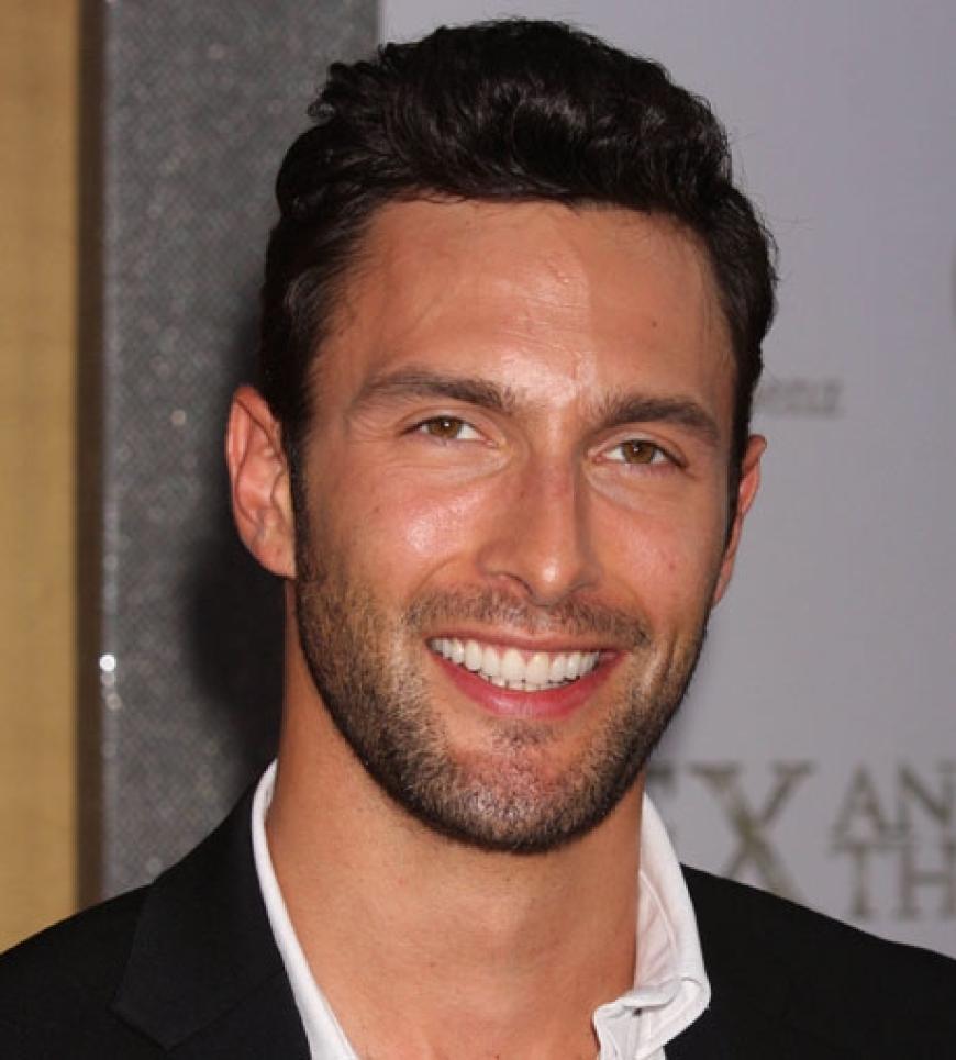 Noah Mills ist Samanthas neuer Toyboy. Auch im echten Leben ist er als Model und Womanizer unterwegs