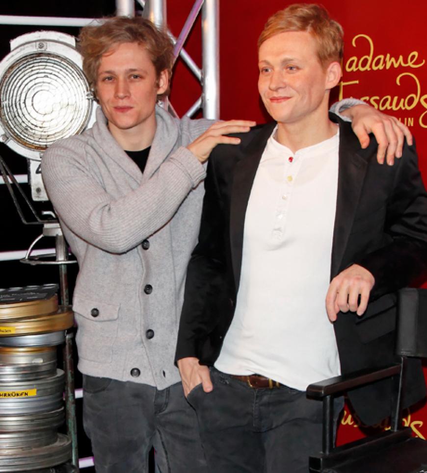 Das charmante Lächeln sitzt: Nun können Fans Matthias Schweighöfer ganz nah sein