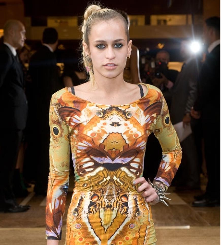 Model Alice Dellal wollte sich den neuen Shop genauer anschauen. Angeblich gleicht der einer