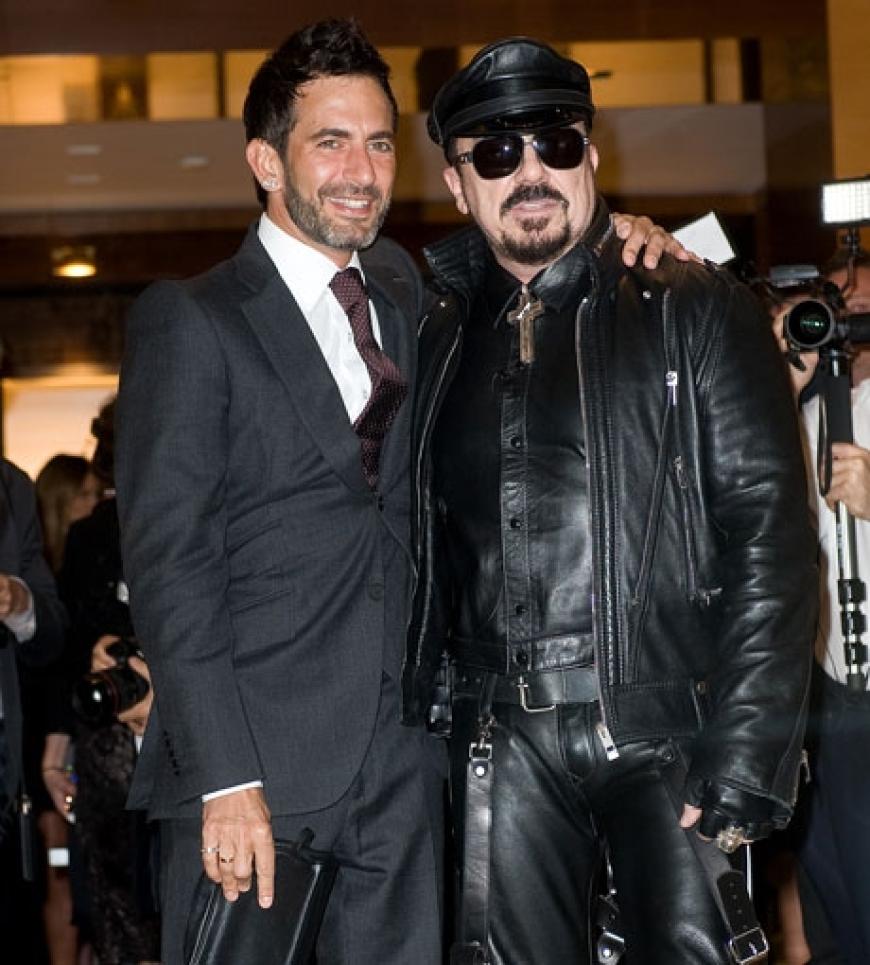 Louis Vuitton-Chefdesigner Marc Jacobs begrüßt Peter Marino