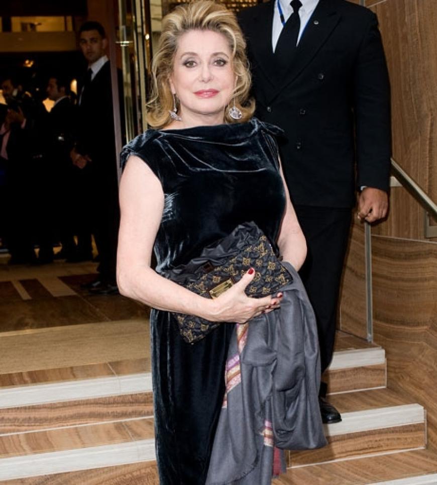 Diva Catherine Deneuve war gut gelaunt, trotz typisch britischem Wetter