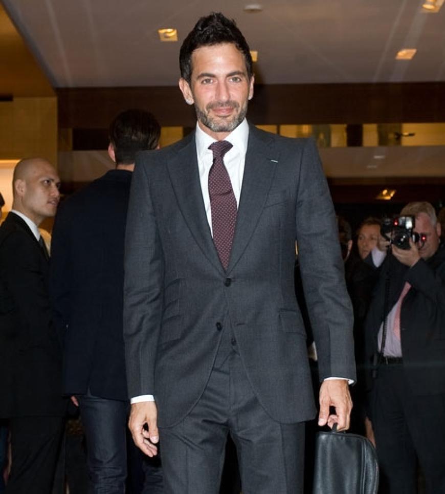 Louis Vuitton-Chefdesigner Marc Jacobs ist stolz auf sein neuestes Werk. In dem dreistöckigen Luxus-Tempel werden nebenbei noch Kunststücke von Gilbert und George, Jeff Koons, Damien Hirst und Takeshi Murakam präsentiert