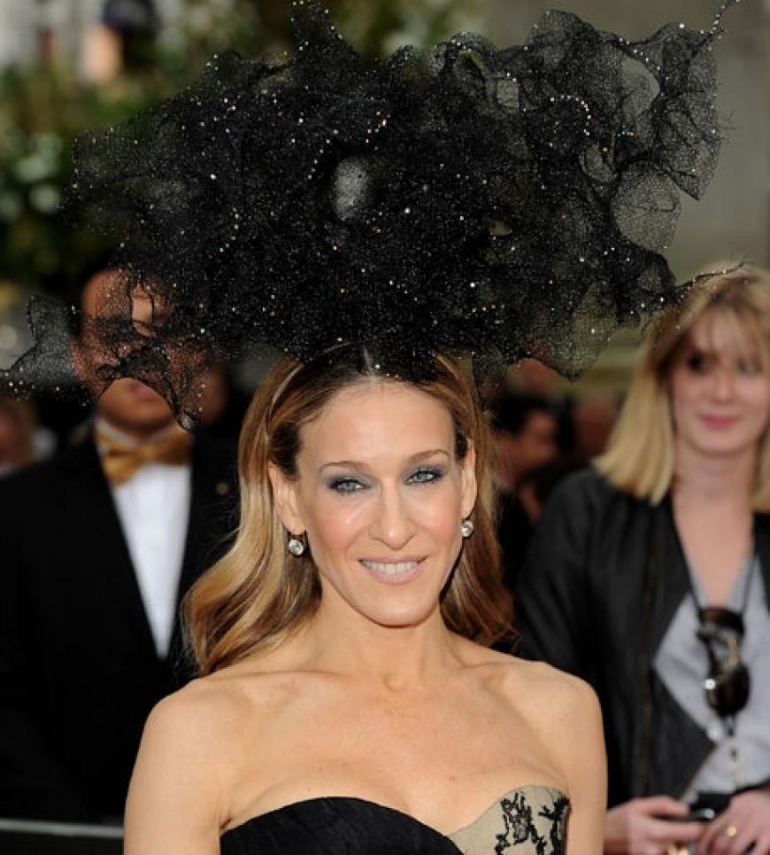 Wow, was für ein Kopfschmuck! Sarah Jessica Parker toppte das Outfit mit einer Kreation des Designers Philip Treacy