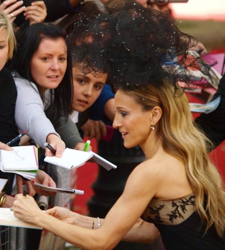 Sarah Jessica Parker und ihre drei Kolleginnen nahmen sich viel Zeit um Autogrammwünsche zu erfüllen