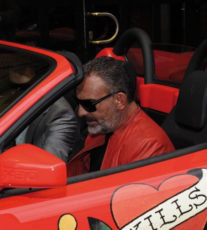 Nach der Duft-Präsentation ging es in einem roten Ferrari zu Douglas in die Mönckebergstraße. Dort lud Christian Audigier zur Autogrammstunde