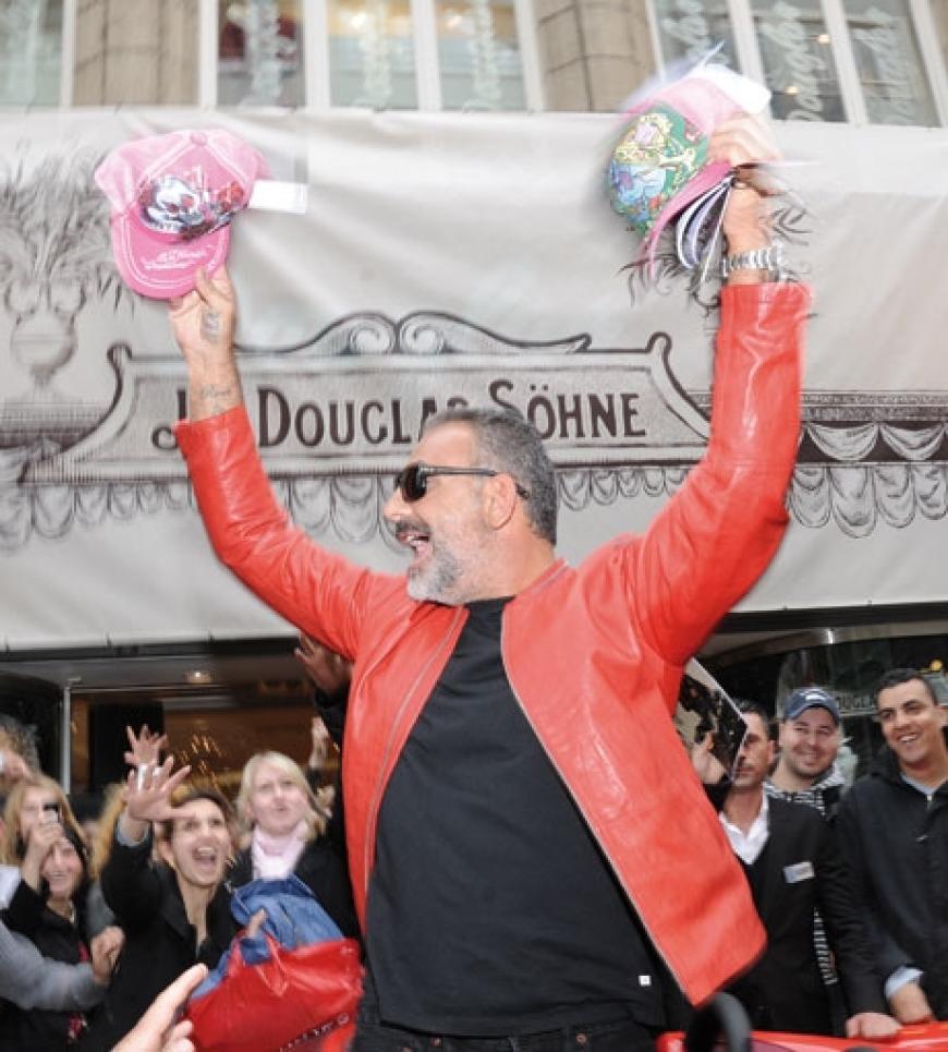 Audigier bedankte sich bei den Fans und verschenkte großzügig Ed Hardy-Caps