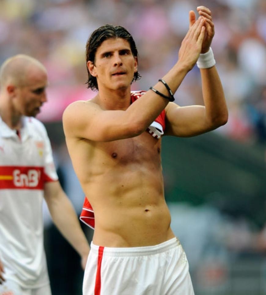 Unser schönster Mann aus Deutschland: Der 24-jährige Mario Gomez ist ein Traum in doppelter Hinsicht. Er hat nicht nur einen heißen Körper, sondern auch eine äußerst sympathische Schwäche: