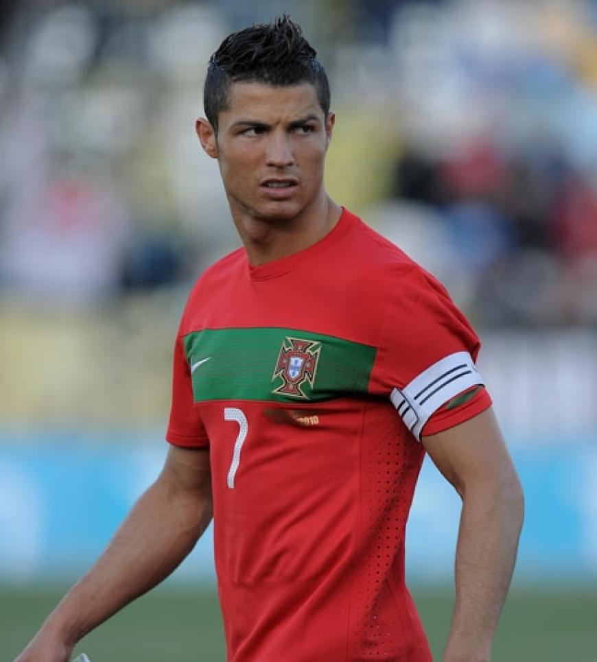 Dieser Body ist schärfer als der von David Beckham - das zumindest hat gerade eine Internet-Umfrage ergeben. Vielleicht löste der 25-jährige Cristiano Ronaldo deshalb auch seinen britischen Kollegen als Unterwäsche-Model für Emporio Armani ab. AuÃerdem soll der Portugiese ein echter ´Ladykiller sein. Fragen wir doch mal Paris Hilton, It-Girl Kim Kardashian, Topmodel Niki ´Ghazian oder ...