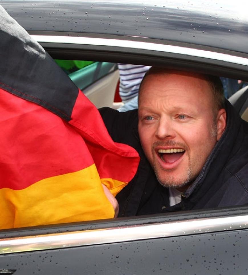 Anschließend wurden die Sieger mit Autos zum Rathaus von Hannover gefahren. Die Deutschland-Fahne immer mit dabei