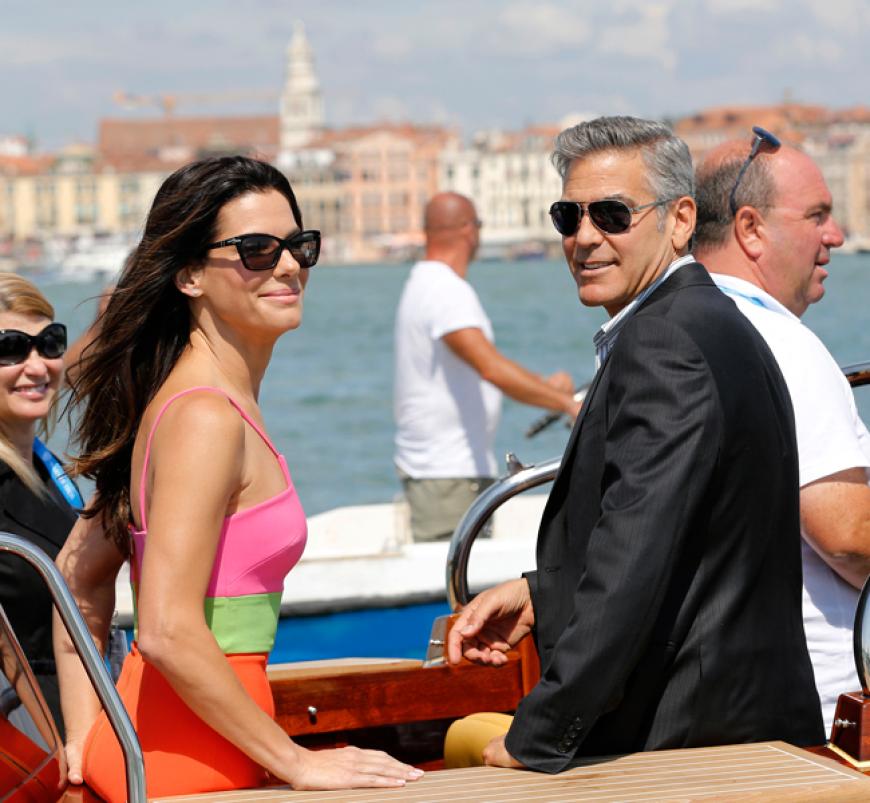 Bootfahren gehört in der italienischen Lagunenstadt zum guten Ton - natürlich auch für George und Sandy!