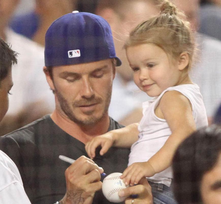 Und während David Beckham noch Autrogramme schreibt, zeigt uns Harper Seven ihr süßestes Lächeln. Haaaaaach!