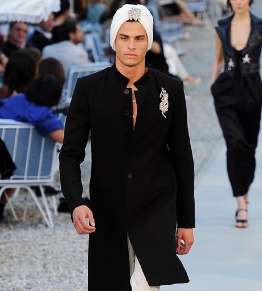 Nicht nur neben dem Laufsteg machte Baptiste Giabiconi eine gute Figur. Auf dem eleganten Catwalk präsentierte er die neuesten Chanel-Kreationen