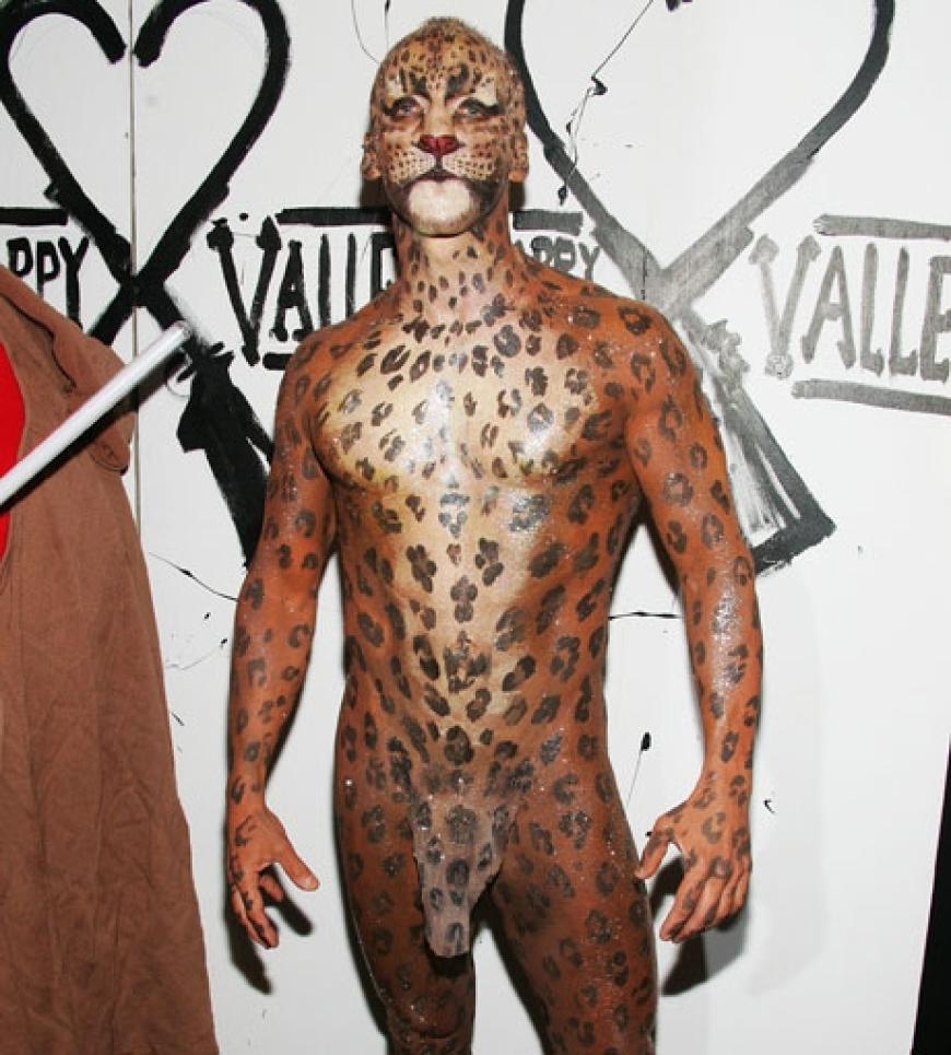 David Kirsch, Personaltrainer der Promis, präsentiert einen perfekten Körper unter einem Leo-Bodypainting