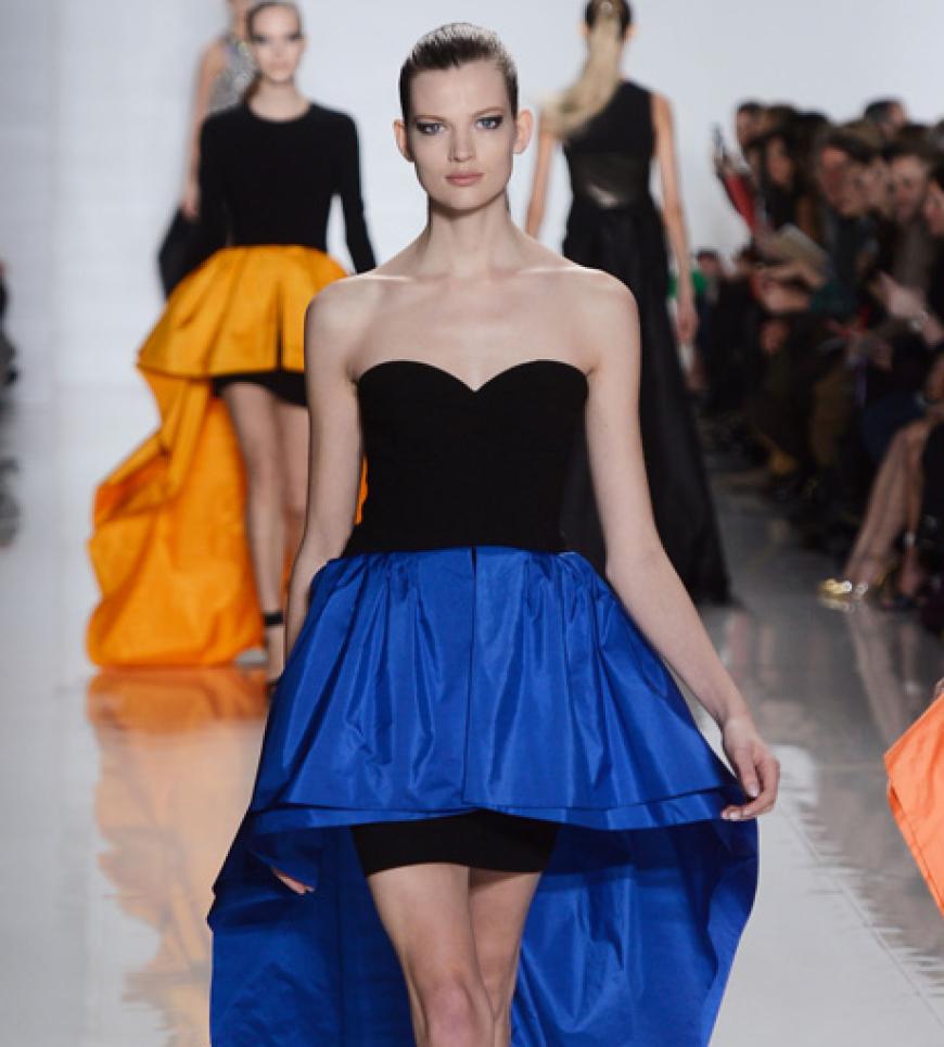 Der zweifarbige Dress aus der kommenden Kollektion ist schlicht gehalten, gewährt aber jede Menge Beinfreiheit und wird damit zum absoluten Hingucker.