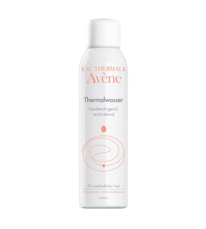 An heißen Tagen räkelt man sich gerne in der Sonne. Darauf reagiert die Haut schnell beleidigt. Um sie nach dem Sonnenbad zu beruhigen einfach das Thermalspray von Avéne aufsprühen. Dank natürlicher Mineralien und Spurenelementen beruhigt, erfrischt und kühlt er gleichzeitig!