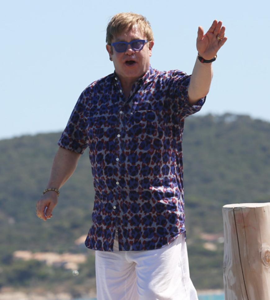 Elton John grüßt uns aus St. Tropez! Der Sänger urlaubt derzeit an der Côte d'Azur und zeigt sich gut gelaunt im Karohemd