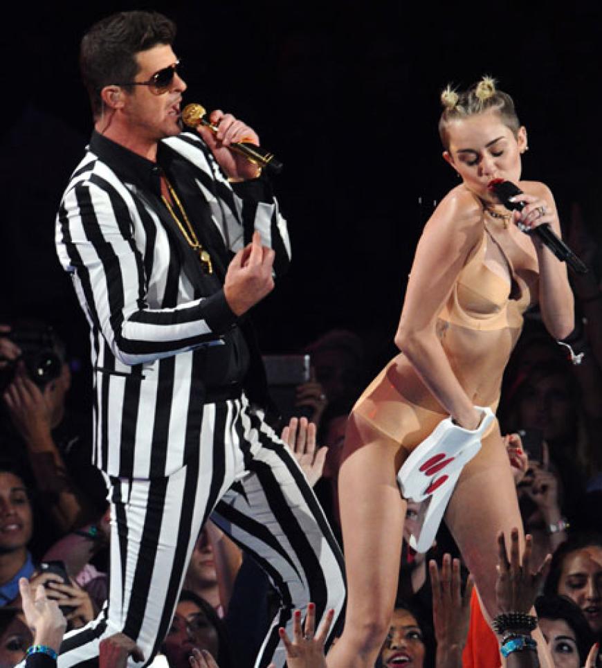 Miley Cyrus ist längst kein kleines Mädchen mehr: Bei den VMAs performte sie mit Robin Thicke - und griff sich dabei gerne in den Schritt