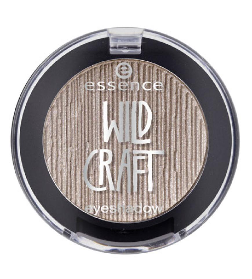 Für das dezente Augen Make-up einfach etwas goldig-schimmernden Lidschatten auf das bewegliche Lid und im inneren Augenwinkel auftragen.