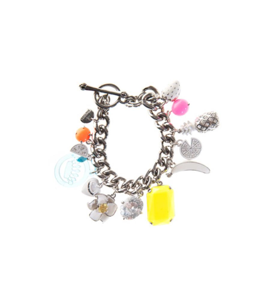 An diesem Armband hängen Erinnerungen. Gliederarmband mit bunten Charms von Juicy Couture über jades24.com, ca. 185 Euro