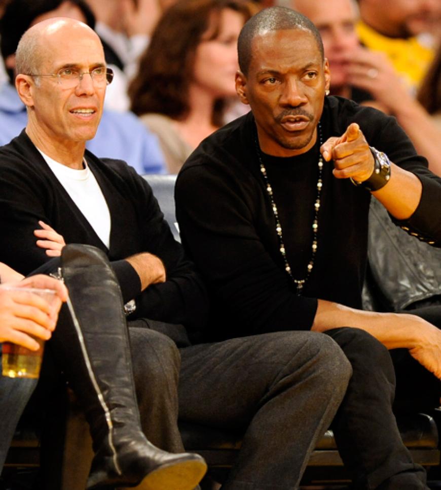Filmproduzent Jeffrey Katzenberg mit Eddie Murphy im Gespräch