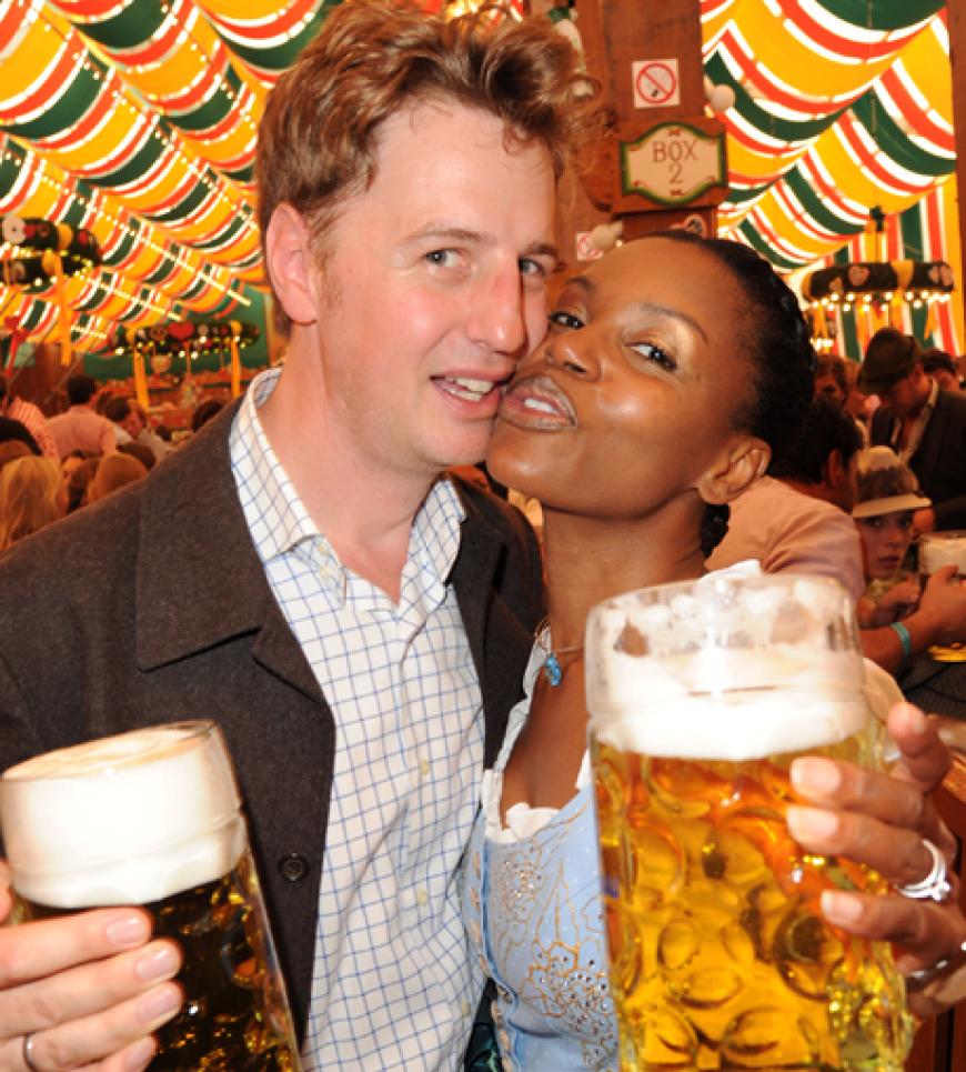 Zum Knutschen: Comedian Florian Simbeck und seine hübsche Frau Stephanie