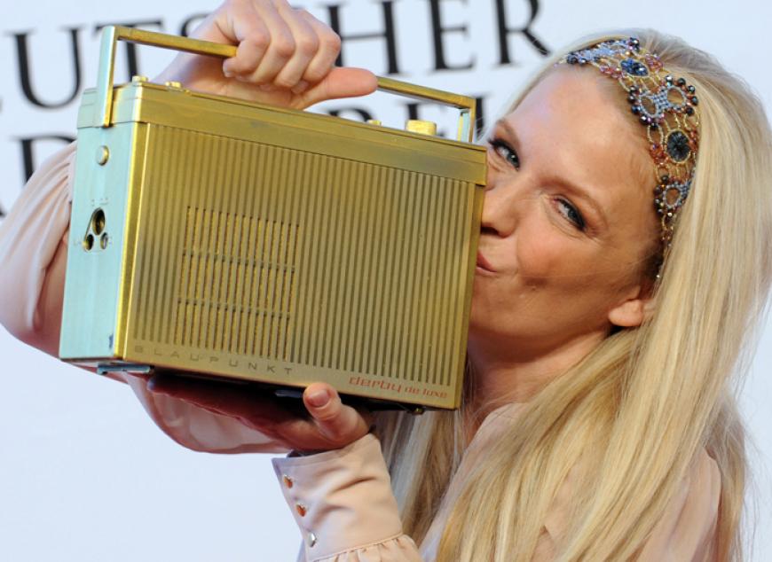 Küsschen: Charlotte Karlinder küsst das goldene Radio