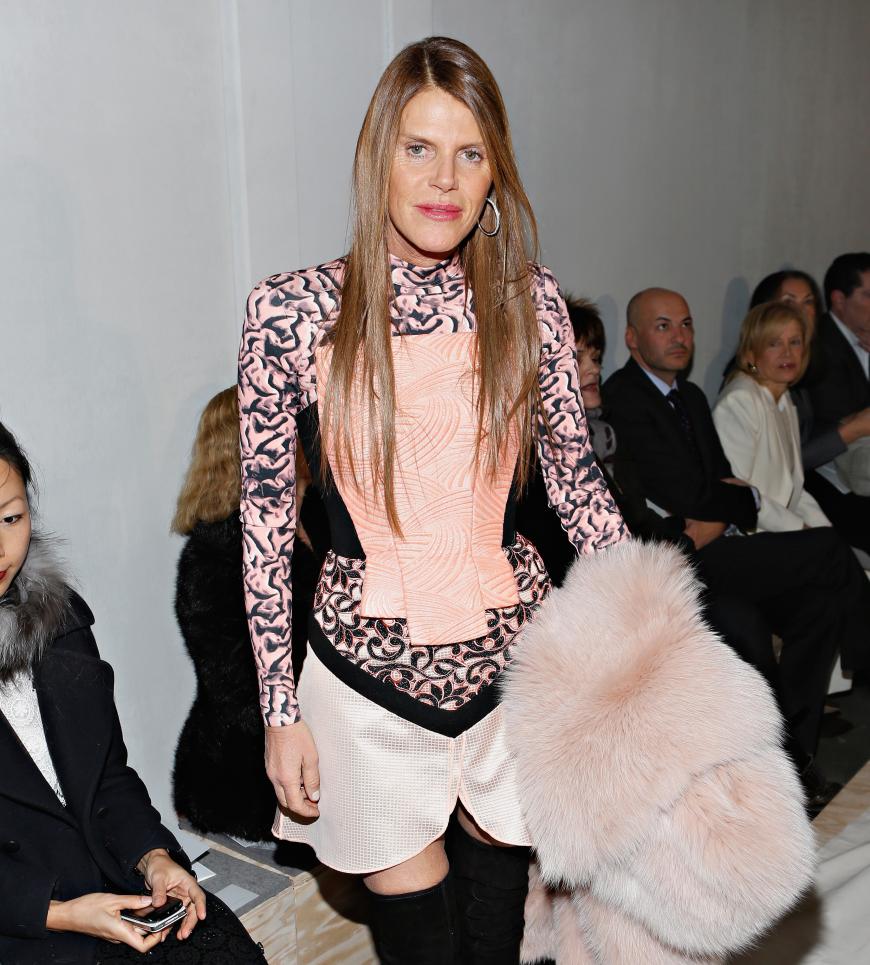 Schrecklich schön oder doch eher schön schrecklich? Auf der Fashion Week sorgten diese Looks für großes Aufsehen. Anna Dello Russo, die für ihren gewagten Stil bekannt ist, erinnert an einen rosafarbenen Ritter aus der Zukunft. Vor Kritik ist die Chefin der japanischen Vogue mit ihrer futuristischen Rüstung trotzdem nicht sicher!