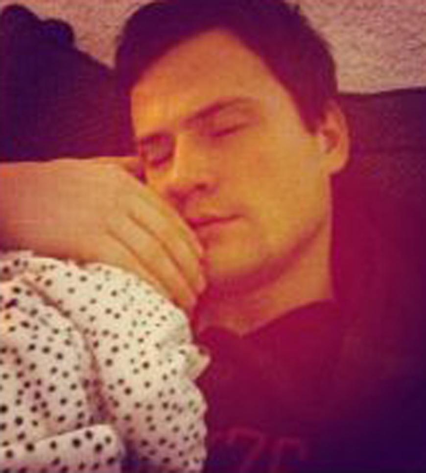 Schlaf Kindlein, schlaf! Papa und Amelia machen ein Nickerchen