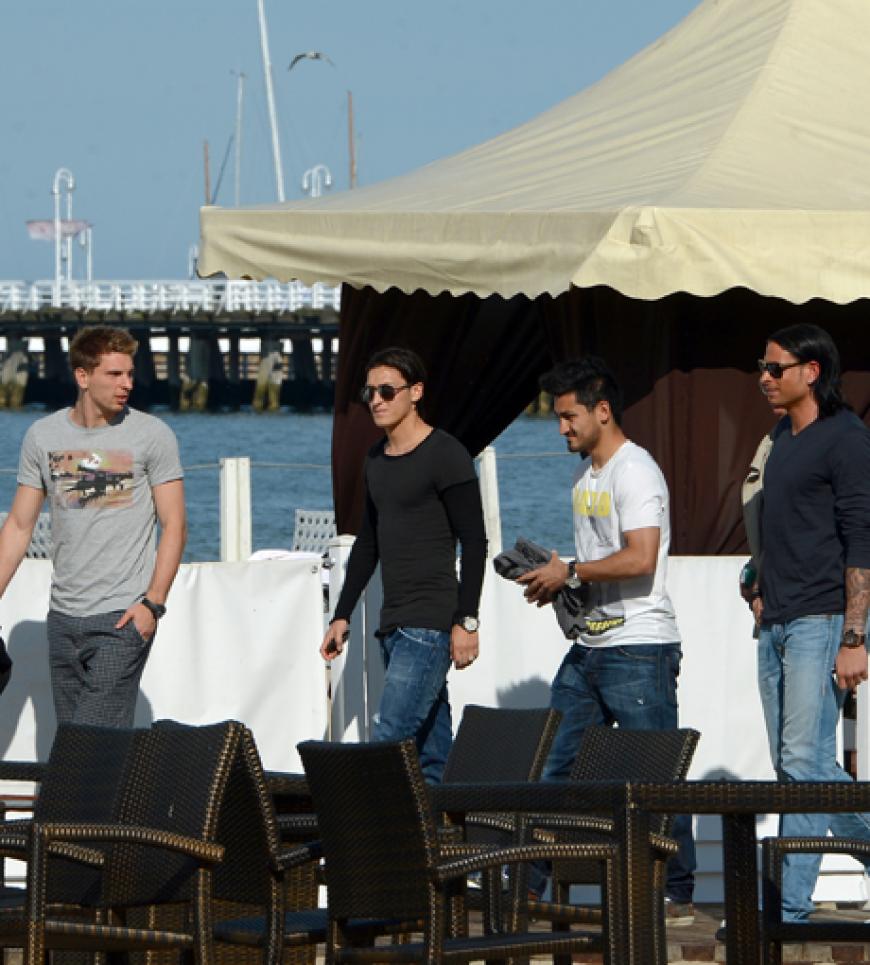 Ron-Robert Zieler, Mesut Özil, Ilkay Guendogan und Tim Wiese verlassen eine Beach-Bar