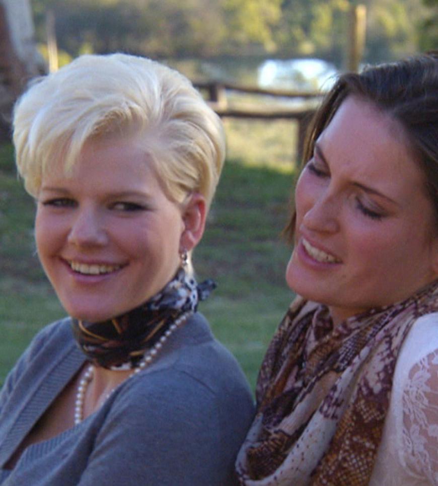 Melanie (l.) und Janine kämpfen um den Bachelor. Letztere findet Jan
