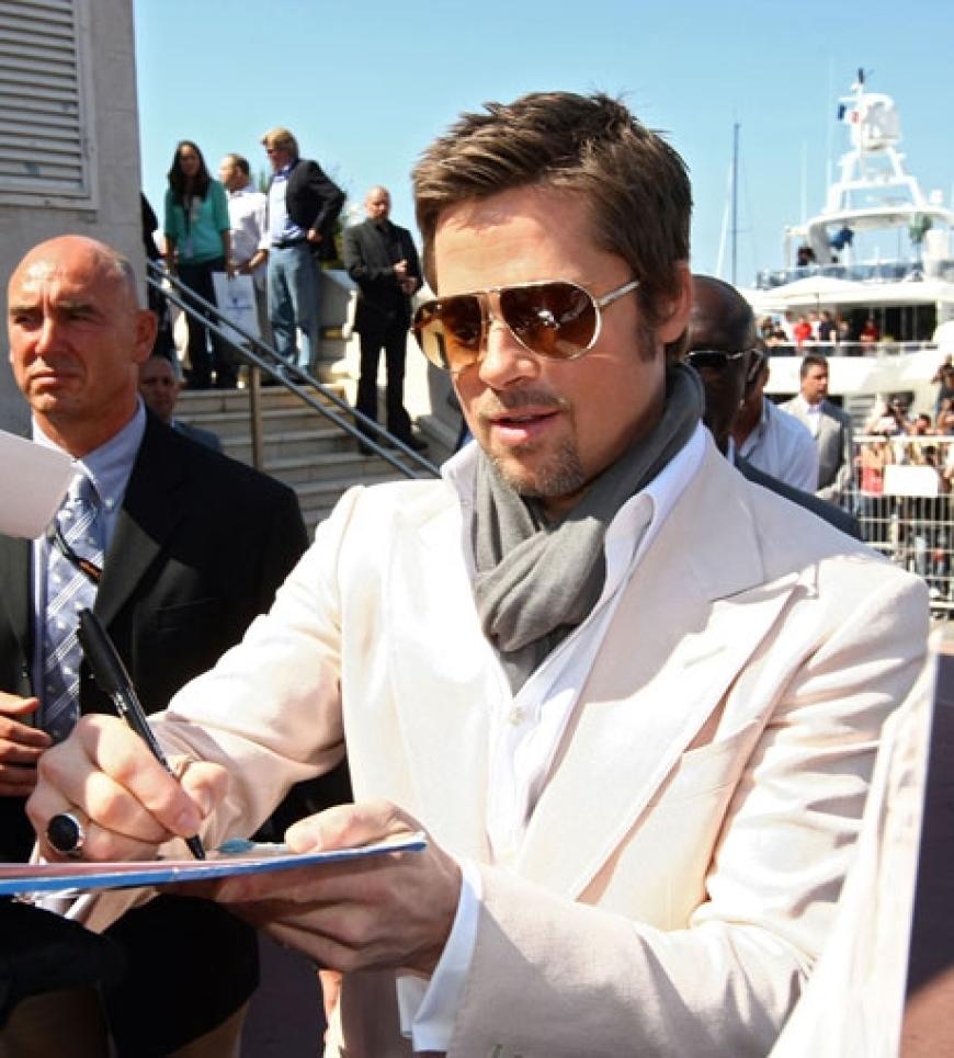 Brad Pitt gibt fleißig Autogramme