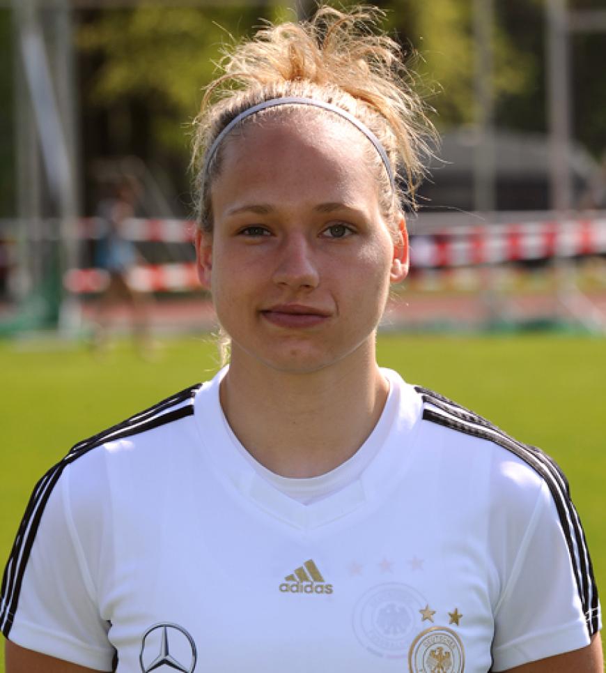Babett Peter ist auch eine Abwehrspielerin und trägt die Nummer 4 auf dem Rücken!