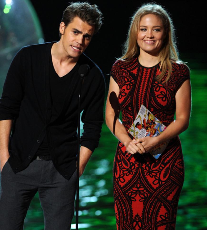 Paul Wesley und Erika Christensen halten eine Laudatio
